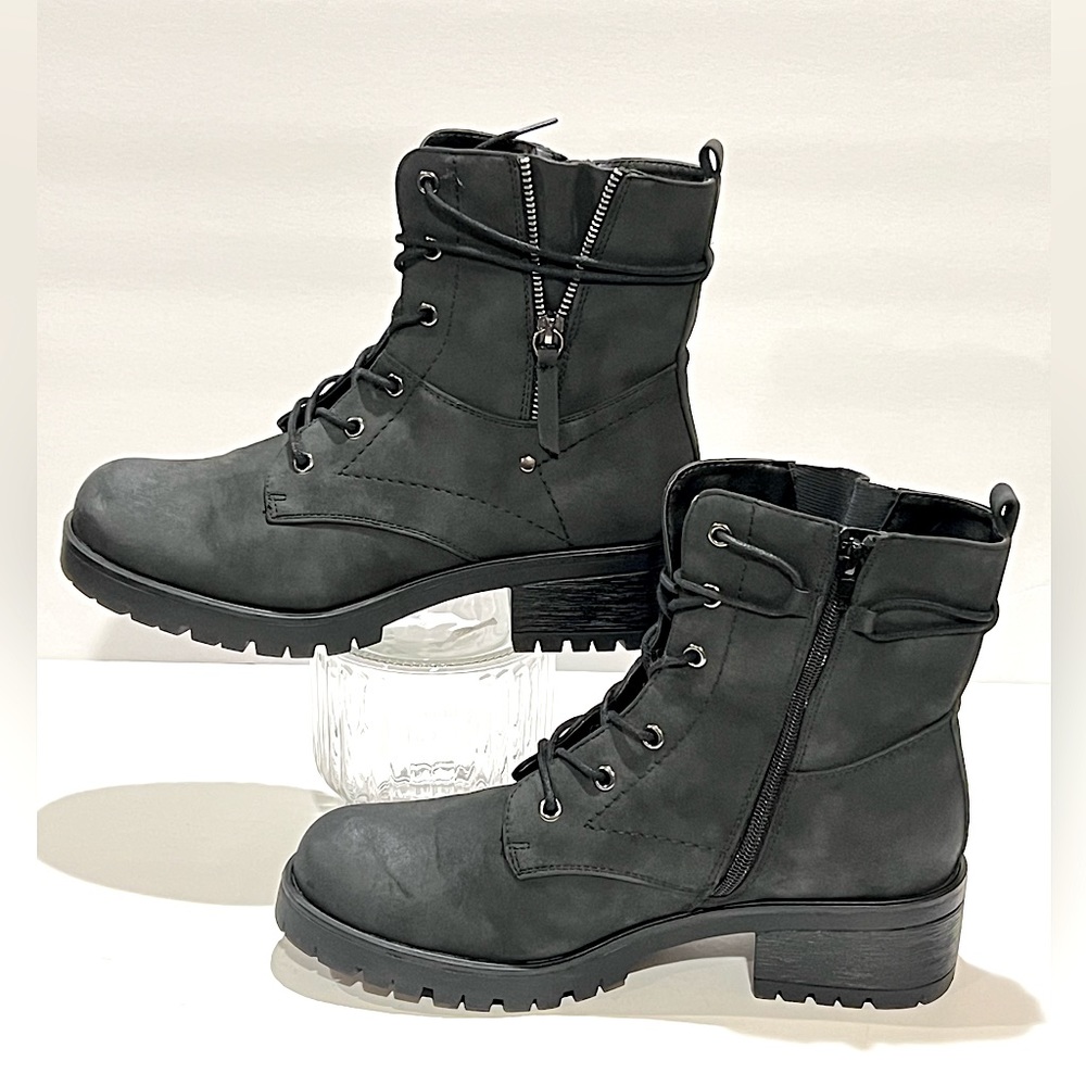 🆕 Black laceup boots